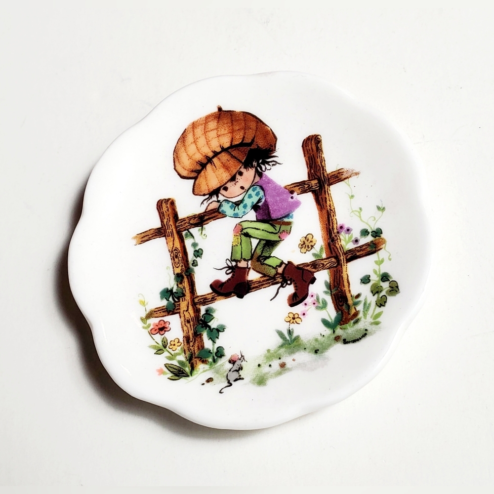 Ken Parry Collectables 2" Gottschlich Boy Climbing Fence  Bone China Trinket Pla